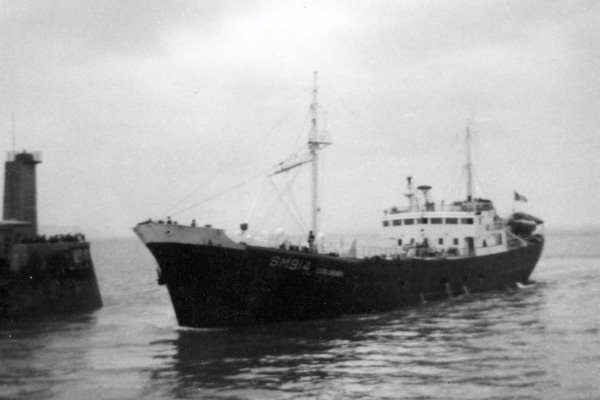 Fcamp () - the trawler Louis Girard entering Fcamp (photo Alain Lescure)